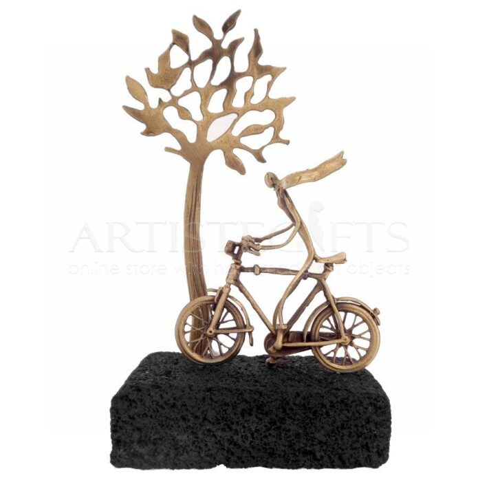 Κορίτσι Με Κασκόλ, Ποδήλατο και Δέντρο Σε Ηφαιστιακή Βάση, ποδήλατο, ποδήλατα, δώρο για ποδηλάτη, δέντρο, ηαφαιστειακή λάβα, bicycle, ποδηλασία, ποδηλατόδρομο, χειροποίητα δώρα, δώρο για εγκαίνια, δώρο για κατάστημα με ποδήλατα,