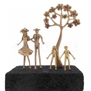 Ζευγάρι με Παιδιά, Δέντρο με Λουλούδια σε Ηφαιστειακή Βάση