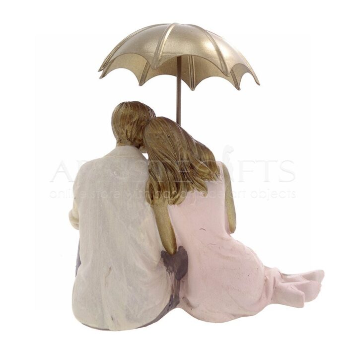 Ζευγάρι Καθισμένο Αγκαλιά Κάτω Από Χρυσή Ομπρέλα