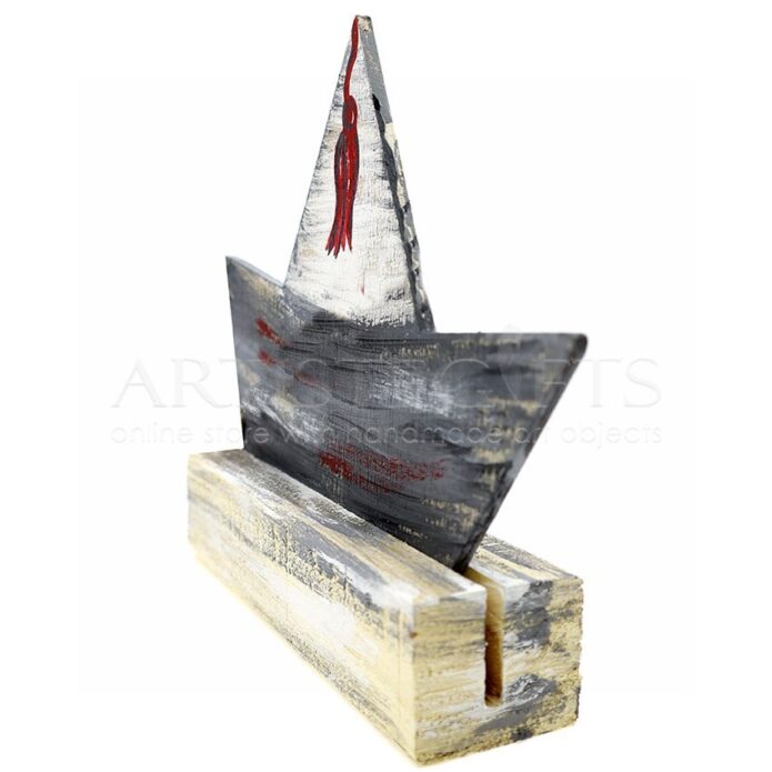 Ξύλινο Καράβι με Ζωγραφισμένη Κόκκινη Φούντα